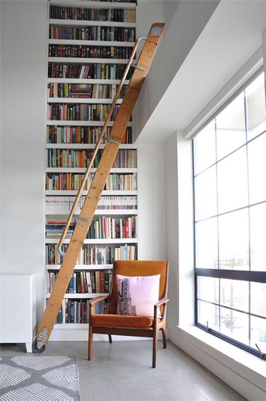 Σύγχρονη οροφή βιβλιοθήκης στο σπίτι ψηλά παράθυρα πολλά ελαφριά σκάλα τοίχου βιβλίων
