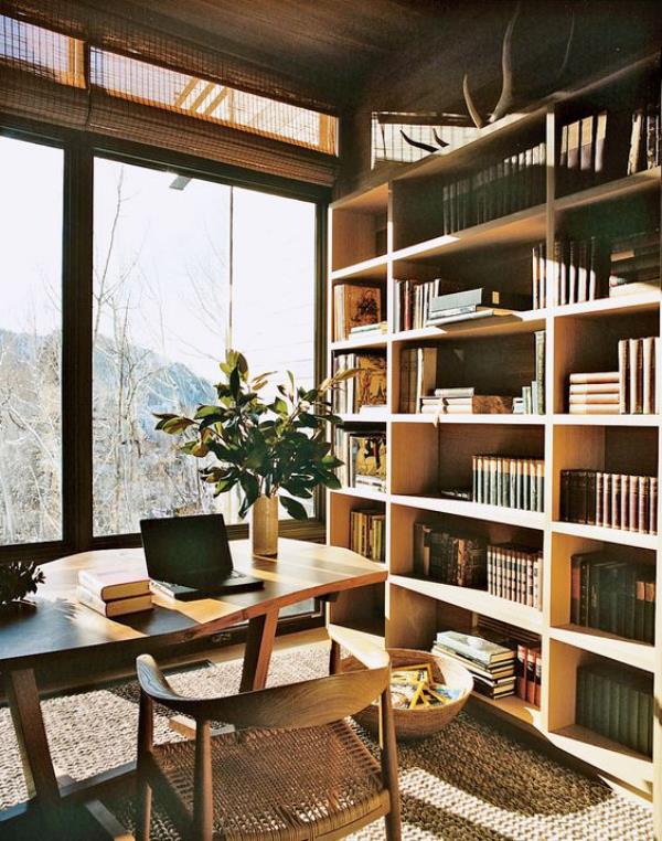 Σύγχρονη βιβλιοθήκη σπιτιού σε ζεστούς τόνους ξύλου, πολύ φυσικό φως