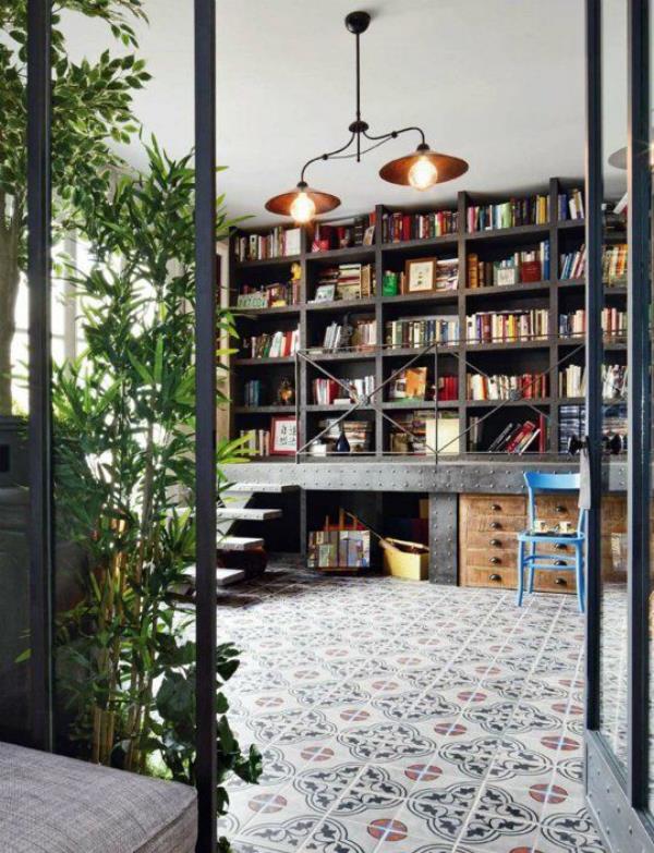 Μοντέρνα βιβλιοθήκη σπιτιού, κλασικός σχεδιασμός δωματίου, πολλά πράσινα φυτά, ελκυστική ατμόσφαιρα