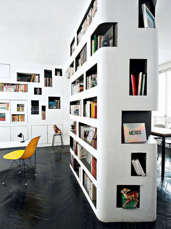 Σύγχρονη βιβλιοθήκη σπιτιού με κομψό σχεδιασμό λευκά ράφια ελκυστική ατμόσφαιρα