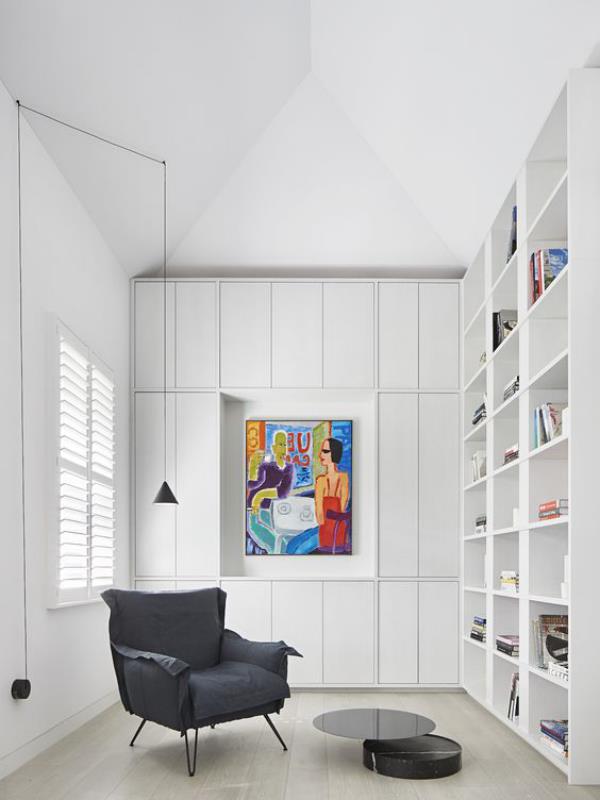 Σύγχρονη βιβλιοθήκη σπιτιού λευκό δωμάτιο σχεδιασμός πολύχρωμη τοιχογραφία που τονίζει μαύρες πολυθρόνες