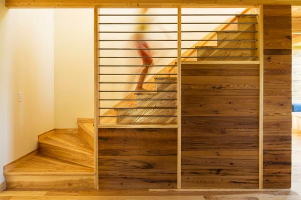Μοντέρνα ξύλινα σκαλοπάτια υφή ξύλινου κιγκλιδώματος όμορφη