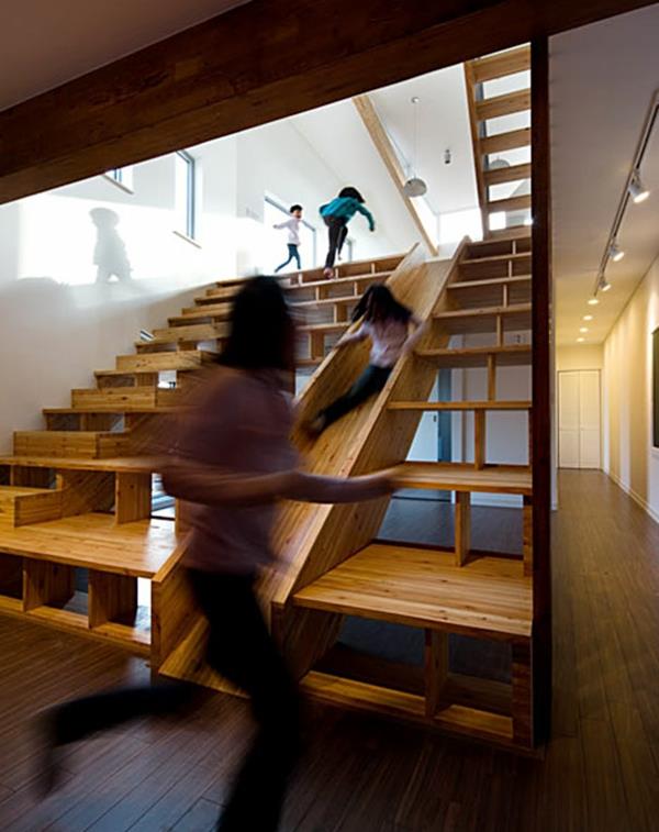 Σύγχρονες εσωτερικές σκάλες από ξύλινη αρχιτεκτονική