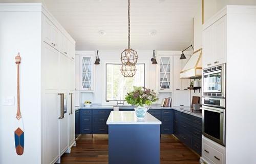 Μοντέρνα μπλε και άσπρη θαλάσσια διακόσμηση κουζίνας