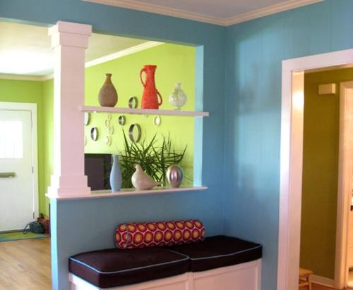 Μοντέρνα βαφή τοίχου για τα μπλε ράφια χωρίσματος στο σπίτι ανοιχτά