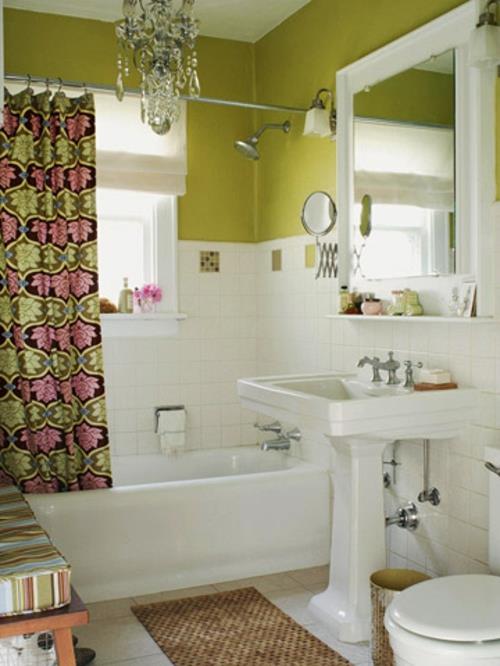 Μοντέρνα βαφή τοίχου για τις κουρτίνες μπανιέρας στο σπίτι με πράσινο γρασίδι