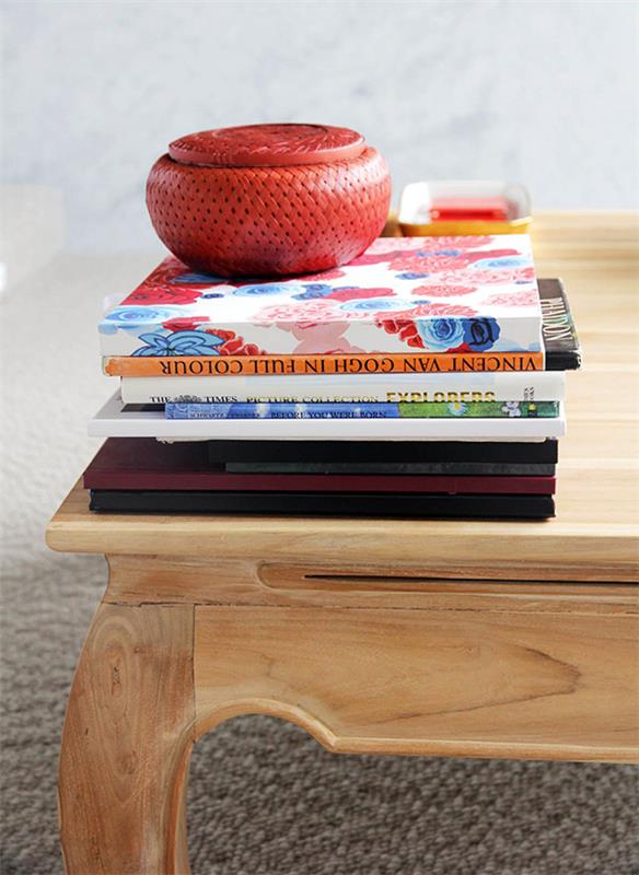 Μοντέρνο ζεστό τραπέζι με βιβλία βίλας