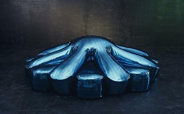 Μοντέρνος καναπές σε σχήμα μπλε καλαμαριού