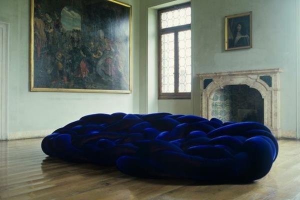 Μοντέρνος καναπές σε σχήμα λουλουδιού σε βασιλικό μπλε βελούδο