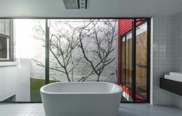 Μοντέρνο ιαπωνικό οικογενειακό σπιτικό μπάνιο με λευκό σχέδιο