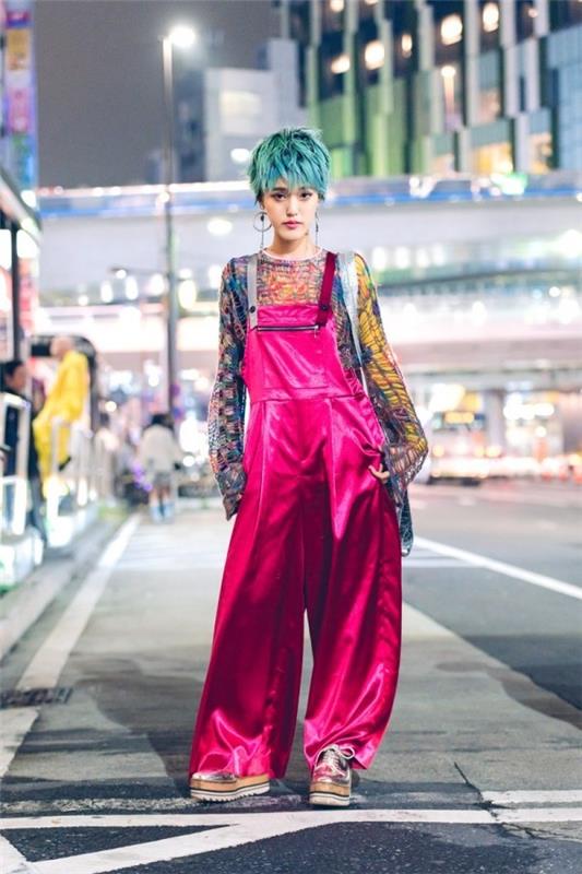 Τάσεις της μόδας street fashion - παντελόνι κοστούμι σε μοβ χρώμα