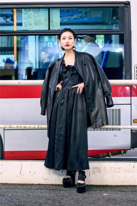 Τάσεις της μόδας street fashion - υπέροχη στολή σε μαύρο χρώμα