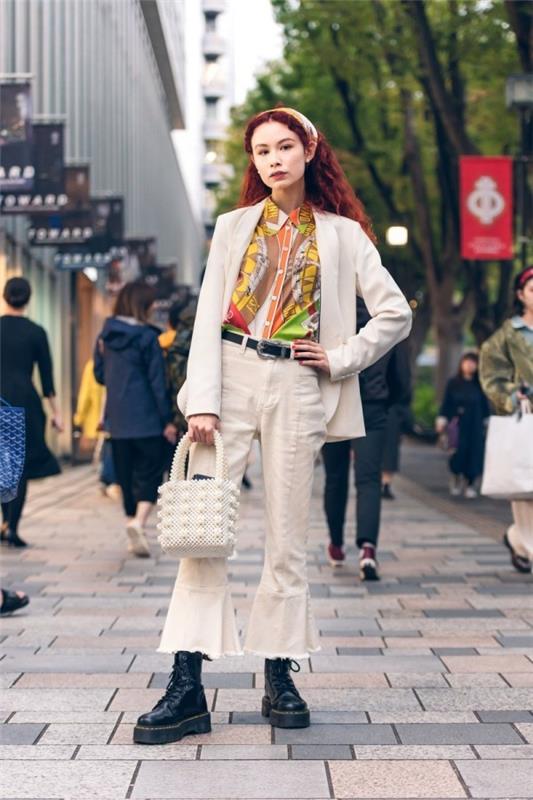Τάσεις της μόδας στο δρόμο - κόκκινα μαλλιά και λευκά ρούχα
