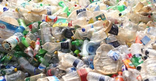 Το μεταλλαγμένο βακτηριακό ένζυμο διασπά τα πλαστικά μπουκάλια σε ώρες Ανακυκλώστε σωστά τα απορρίμματα πλαστικών φιαλών