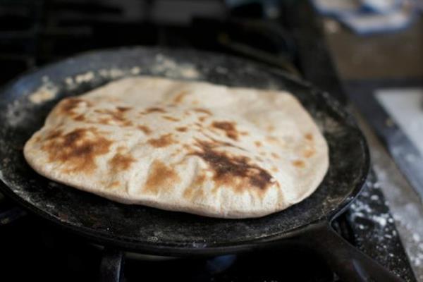 Bήστε ψωμί naan σε φούρνο tandoor ή τηγάνι