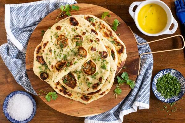 Breadωμί Naan ψήνουμε σε φούρνο tandoor