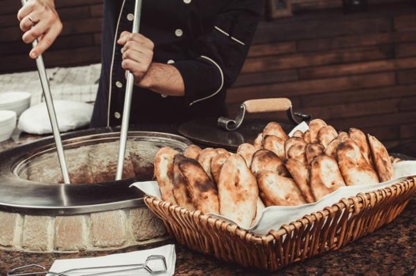 Breadωμί Naan που ψήνει ταντόρ φούρνο ινδικής κουζίνας