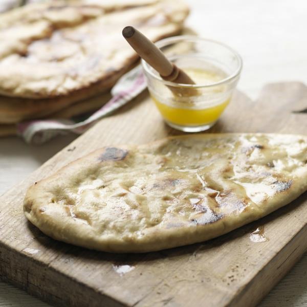 Bήστε ψωμί naan, αλείψτε με βούτυρο