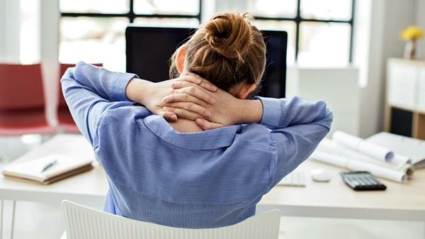 Ασκήσεις για τον πόνο του λαιμού Κάνετε πόνο στον αυχένα στο χώρο εργασίας