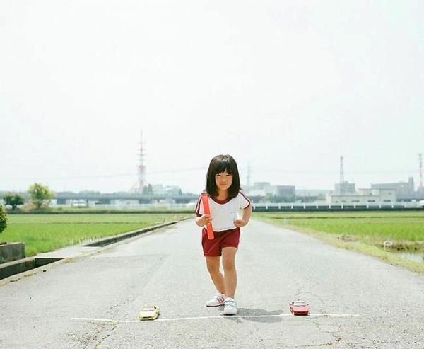 Nagano Toyoka κόρη αστείες φωτογραφίες παιδιών που τρέχουν