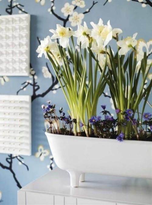 Νάρκισσοι σε λευκές ιδέες διακόσμησης με άλλα ανοιξιάτικα λουλούδια στο σπίτι