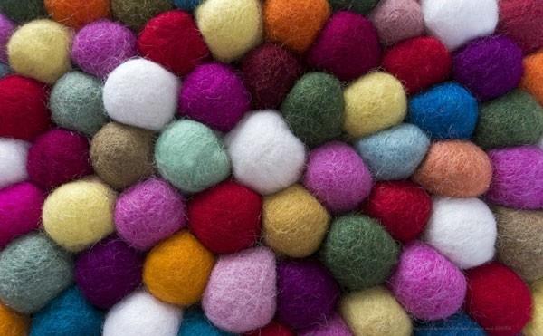 Υγροί χειροτεχνήματα τσόχας με βρεγμένα χαλιά με παιδικά τσόχα