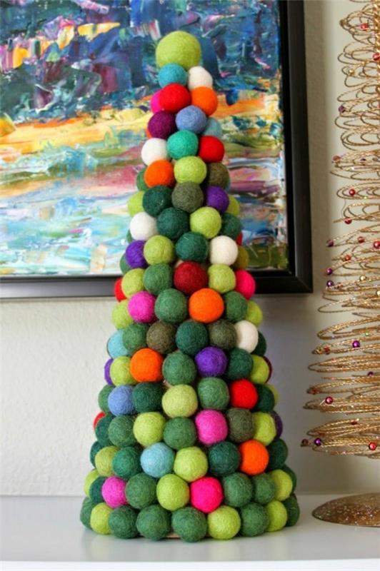 Χειροποίητα έργα βρεγμένης τσόχας με παιδικά μπαλάκια χριστουγεννιάτικο δέντρο