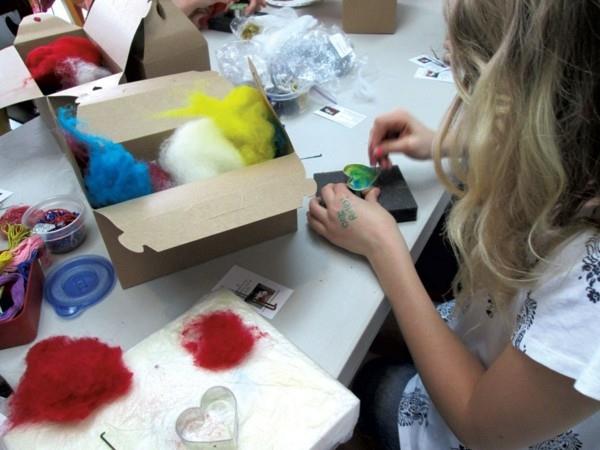 Υγροί χειροποίητες εργασίες με βρεγμένο felting με παιδιά που αισθάνονται χειροτεχνίες από μαλλί