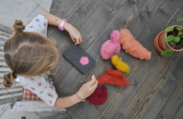 Χειροτεχνίες βρεγμένης τσόχας με παιδιά που αισθάνονται μαλλιά παιδικών έργων DIY
