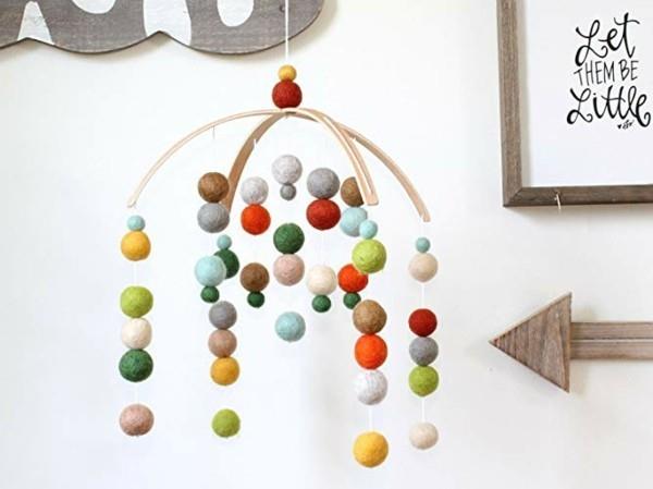 Βρεγμένο felting με παιδιά που πιάνουν μαλλί Baby Mobile