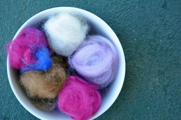 Βρεγμένο felting με παιδιά που πιάνουν μάλλινο μπολ