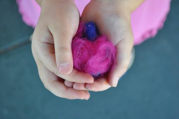 Βρεγμένο felting με παιδιά που σχηματίζουν μαλλί felting Οδηγίες