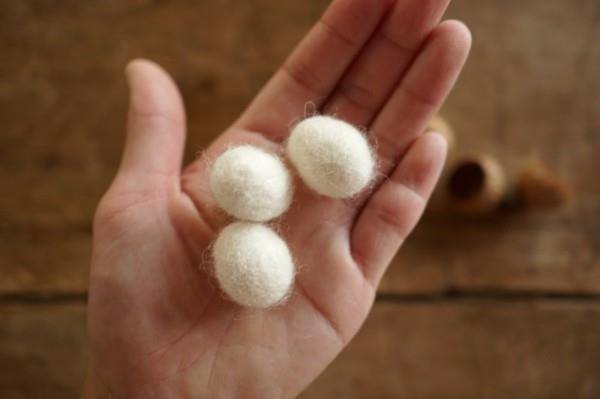 Τα υγρά βρεγμένα λευκά βελανίδια κάνουν το felting με παιδιά