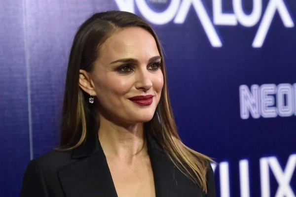 Natalie Portman - μπροστά από μια μπλε γραμματοσειρά