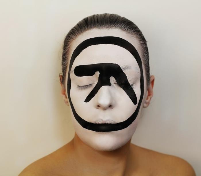 Εξώφυλλο άλμπουμ Natalie Sharp aphex twin face make-up