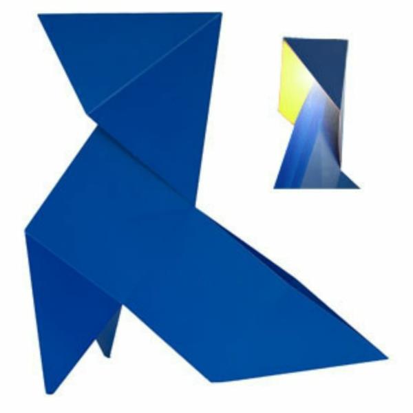 Η σχεδιάστρια Nathalie Bernollin φωτίζει το μπλε φωτάκι origami