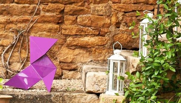 Ο σχεδιαστής Nathalie Bernollin ανάβει πορφυρό λαμπάκι origami