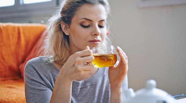 Φυσικά ηρεμιστικά από το φυσικό φαρμακείο και άλλες συμβουλές κατά του στρες πίνουν τσάι από βότανα