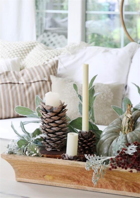 Φέρτε τη φύση στο σπίτι σας Διακοσμητικά στοιχεία χωνάκια πράσινα κλαδιά λευκά κεριά μια χειμερινή διάταξη