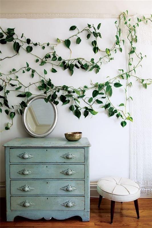 Φέρτε τη φύση στο σπίτι σας με κισσό στον τοίχο πάνω από ένα vintage κομμό