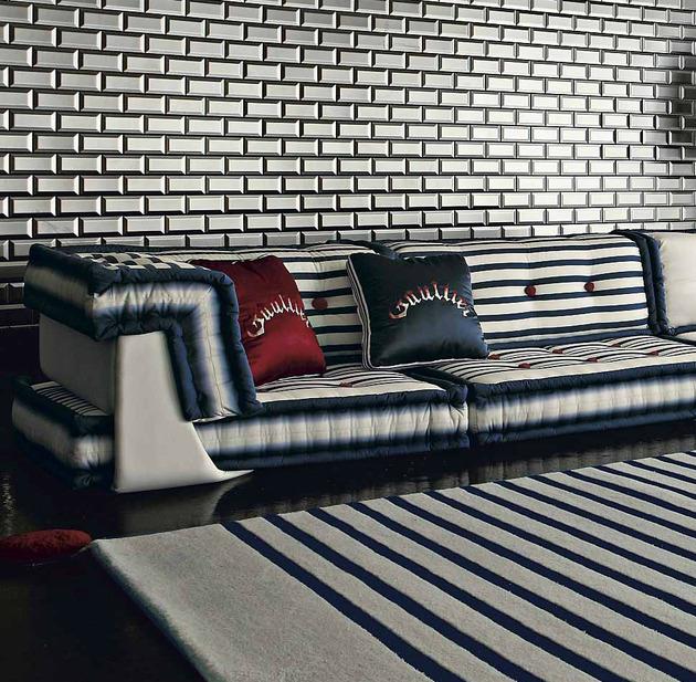 Ναυτικό σαλόνι Roche Bobois δροσερά μαξιλάρια υπέροχος καναπές