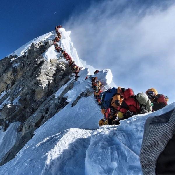 Το νέο παγκόσμιο ρεκόρ Nirmal Purja σκαρφαλώνει και τους οκτώ χιλιάδες σε μόλις 6 μήνες! μποτιλιάρισμα στο Everest