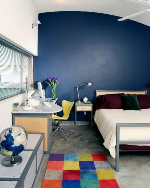 Νέο κρεβάτι στο υπνοδωμάτιο διπλό κρεβάτι σκούρο μπλε ταπισερί παιχνιδιάρικο πολύχρωμο