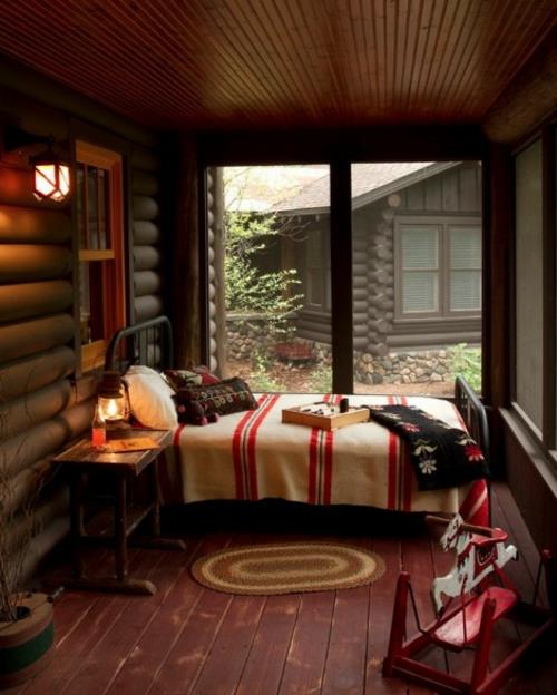 Νέο κρεβάτι στο υπνοδωμάτιο διπλό κρεβάτι ρουστίκ ξύλινη ατμόσφαιρα