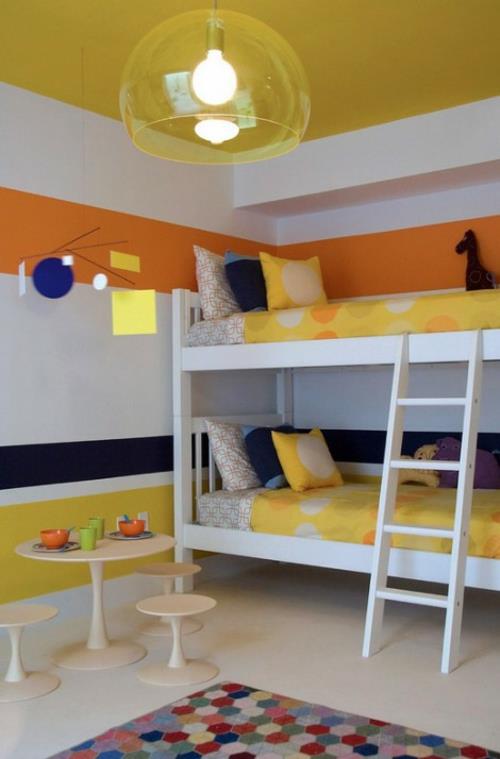 Νέο κρεβάτι στο υπνοδωμάτιο σοφίτα κλινοσκεπάσματα στρώματα κίτρινα κλινοσκεπάσματα