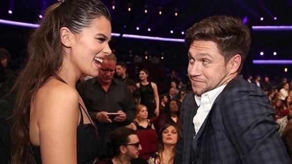 Ο Niall Horan και η Hailee Steinfeld εν μέσω εκδήλωσης