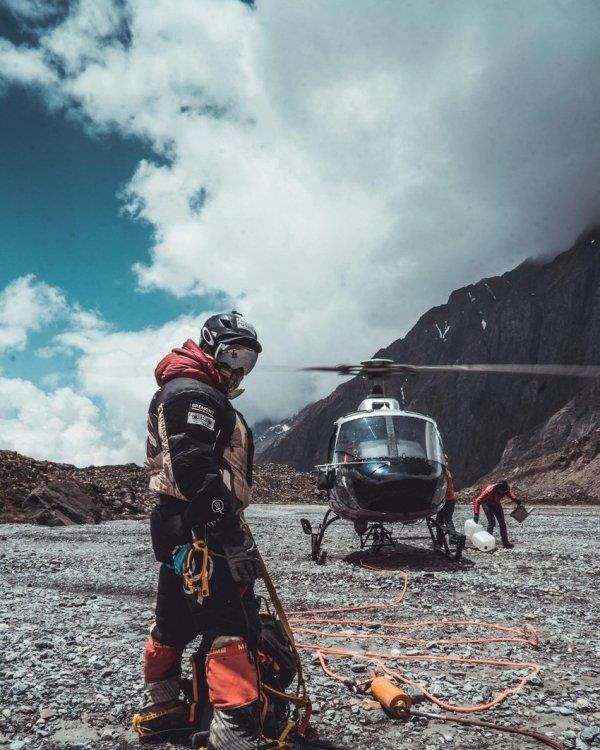 Μετά την ανάβαση στο Κ2 στο Πακιστάν, ο Νιμς και η ομάδα του γιορτάζουν μια επιχείρηση διάσωσης στα ψηλά βουνά