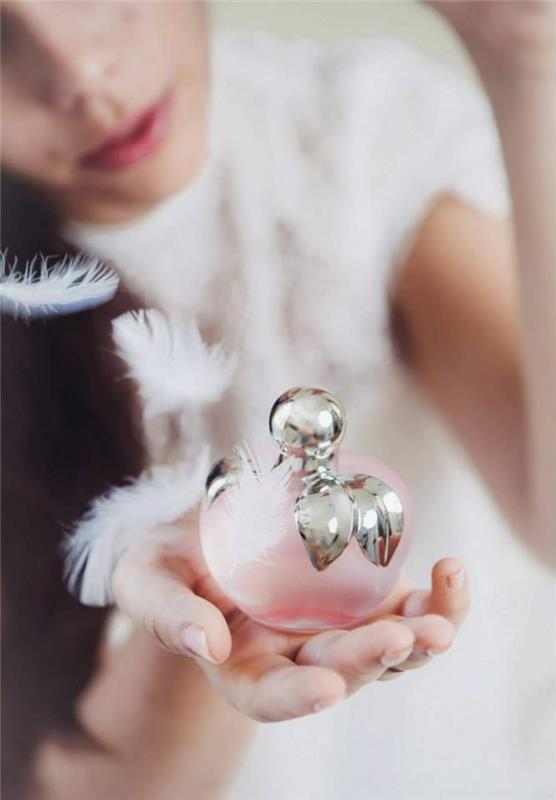 Ο σχεδιαστής αρωμάτων Nina Ricci μυρίζει έντονα και τρυφερά