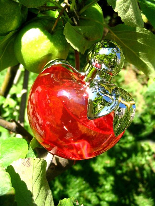 Ο αρωματικός σχεδιαστής Nina Ricci αρωματίζει το μήλο