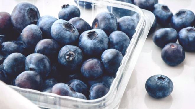 Φάτε υγιεινά φρούτα χάστε βάρος Τα βατόμουρα περιέχουν πολλές βιταμίνες και ζωτικές ουσίες θεωρούνται υπερτροφές